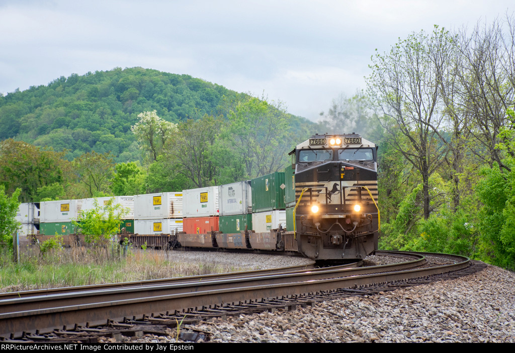 NS 7660 leads an eastbound intermodal downhill at Singer 